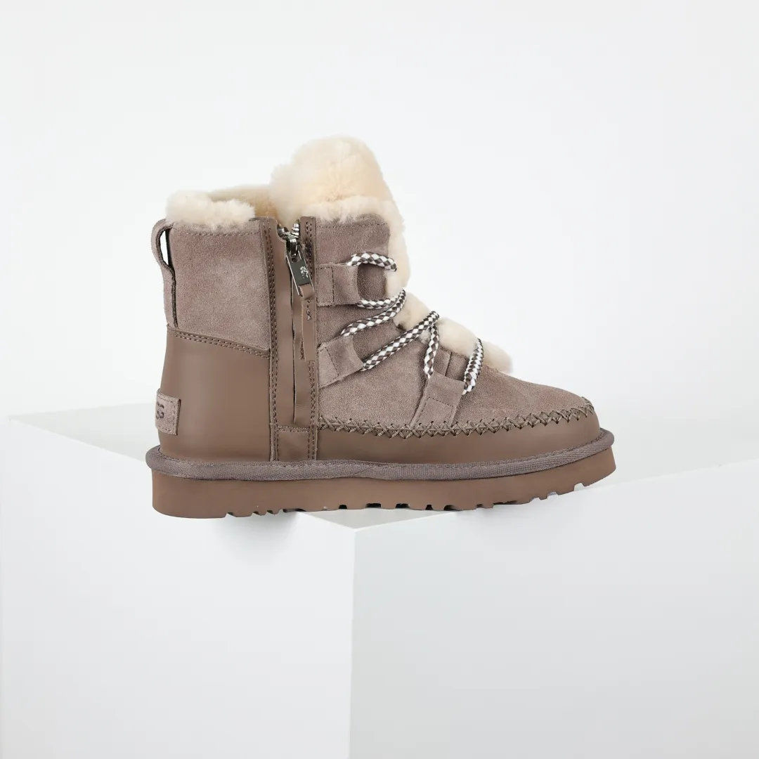 Copywriting price 💰720 The core recommendation is good price UGG sheepskin and fur integrated snow boots for women. Exclusively for foreign trade on the foreign trade platform. UGG new snow boots 1174574. Produced by the production line of ten-year-old brand shoemaking factories. Pay attention to every detail. Longfeng A-grade genuine sheepskin and fur integrated. Completely built in accordance with the ZP process. Size: 35 36 37 38 39 40
